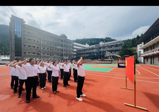 农发行绥阳县支行开展“七·一”主题党建活动