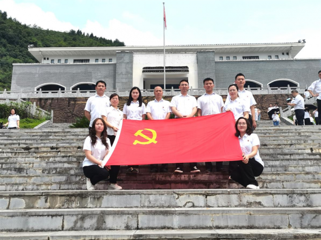 农发行习水县支行党支部开展“学大发精神、践忠诚使命”主题党日活动