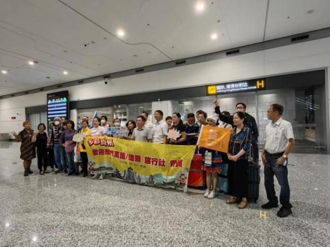 澳门往返贵阳航线复航 百余名港澳台同胞抵达贵阳