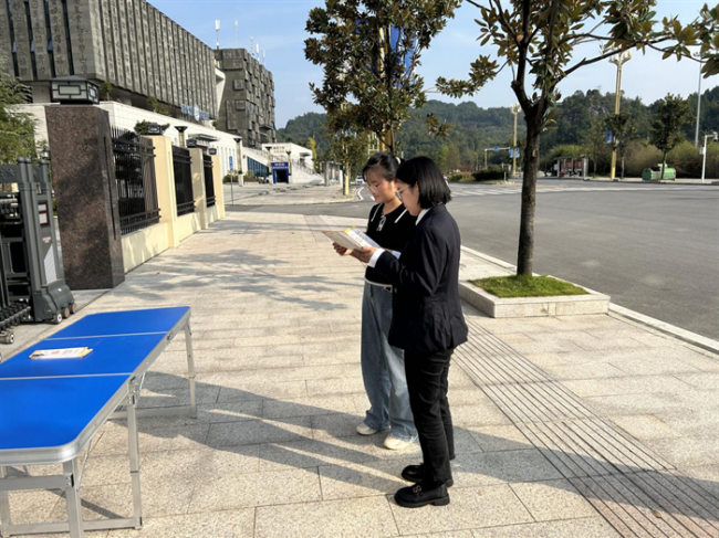 农发行凤冈县支行开展反洗钱宣传活动