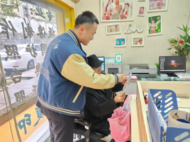 农发行播州区支行开展“宪法宣传周”宣传活动