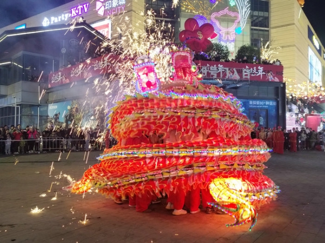 岁末献礼！贵阳印象城非遗「苗族舞龙嘘花」点亮年味盛典，再现民俗魅力，共庆新春佳节！