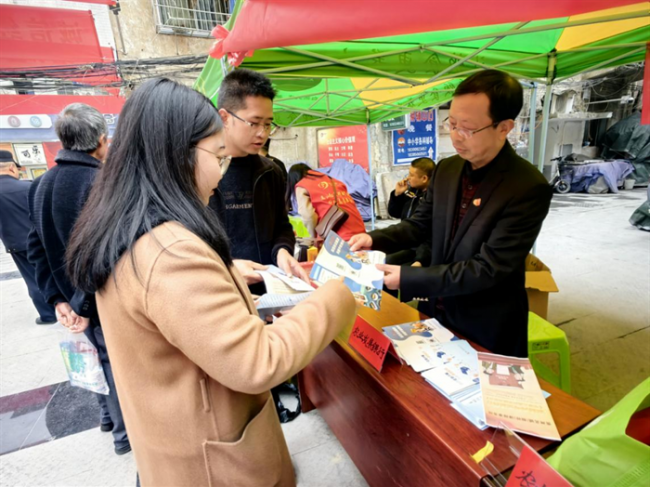 强化消费教育 加强消费引导——农发行桐梓县支行开展3.15消费者权益宣传活动