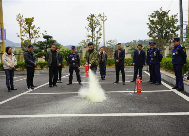 农发行凤冈县支行开展消防安全演练活动