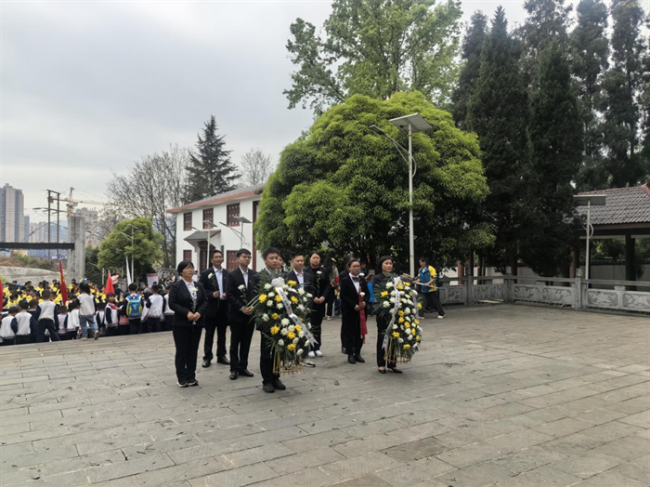 农发行绥阳县支行开展清明节祭扫活动