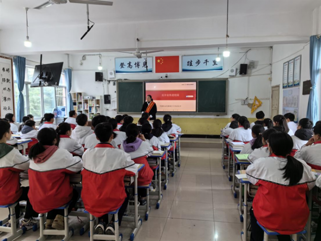 反诈宣传进校园，银校共筑“防诈墙”