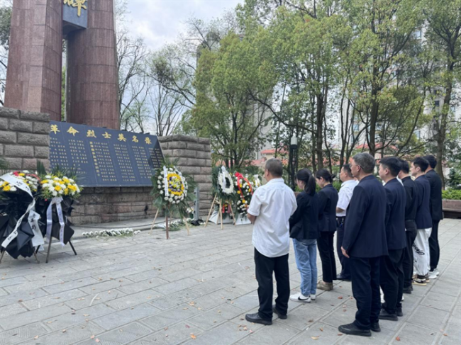 农发行湄潭县支行开展《学党史、祭先烈 赓续红色精神》主题党日活动