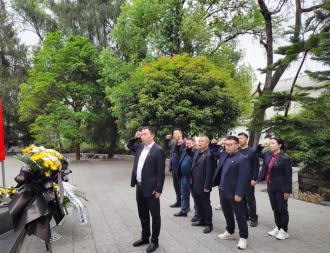 农发行正安县支行党支部开展清明节扫墓主题党日活动