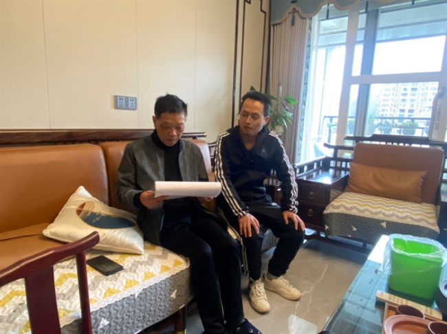 农发行余庆县支行党支部开展“送学上门 情暖老党员”活动