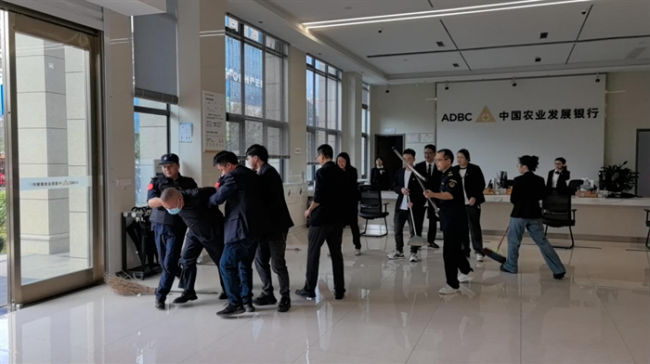 农发行绥阳县支行开展反恐防暴演练