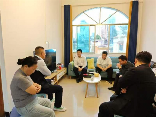 农发行金沙县支行开展员工家访活动