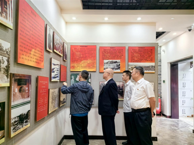 农发行贵州省分行第五巡察组临时党支部联合思南县支行党支部开展主题党日活动