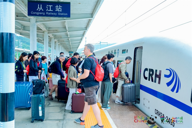 多彩贵州不止一面！欧洲国家旅行商打卡黄果树景区