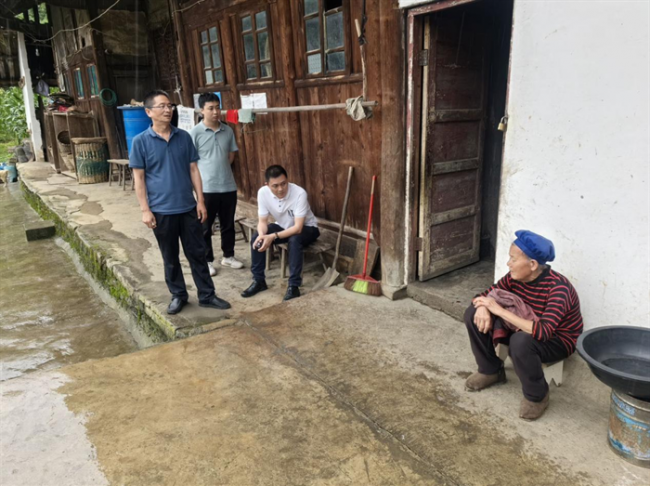 走访慰问脱贫农户 结对帮扶温暖人心