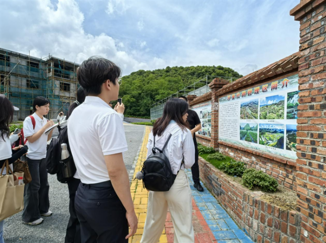 农发行黔西市支行与华南农业大学联合开展“乡村振兴”志愿服务活动