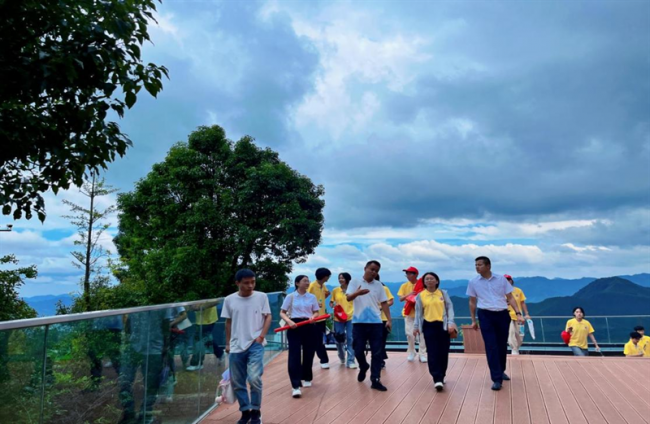 农发行望谟县支行组织大学生“乡村振兴”志愿服务队开展实地研学活动