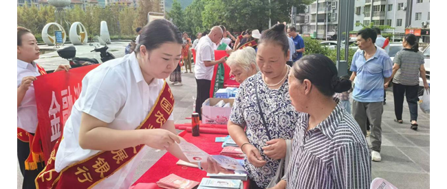 农发行绥阳县支行开展“金融教育宣传月”宣传活动