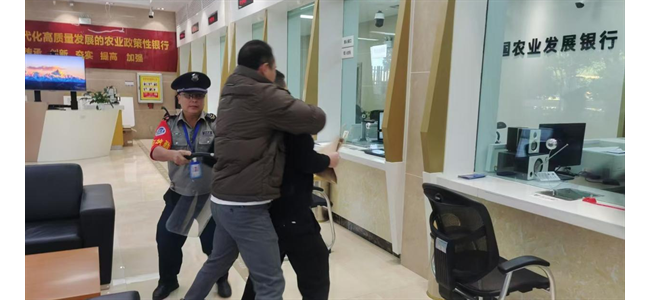 农发行黔西市支行开展防抢防暴演练