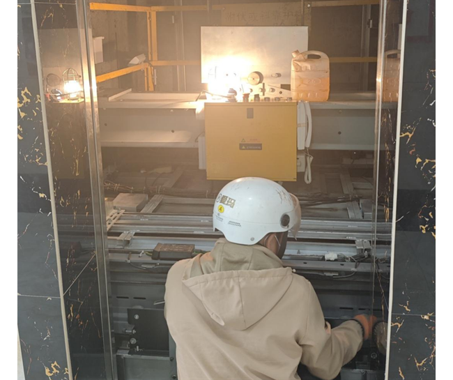 农发行纳雍县支行开展电梯安全排查