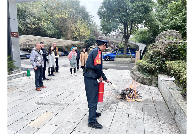 农发行黔西市支行开展消防演练下好安全“先手棋”