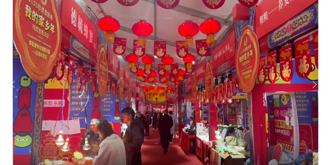 做年礼、拍美照、购年货…… ——贵州非遗馆“多彩贵州非遗周末聚”活动年味正浓