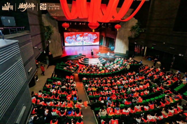 “黔”心追梦  “研”途有您——“峰哥说教育”暨多彩爱国营顺利开营