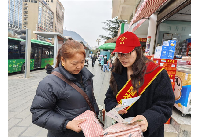 农发行安龙县支行积极开展防范非法集资宣传活动