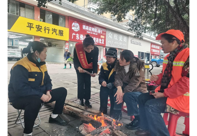 农发行榕江县支行开展“学雷锋”志愿公益活动