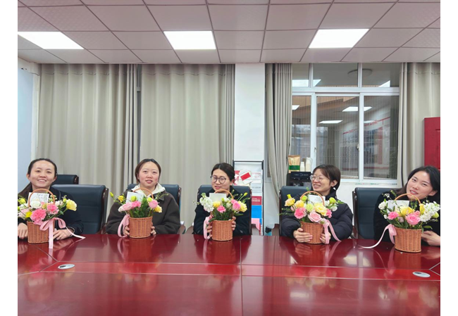 农发行织金支行开展2025年“三八”国际妇女节花艺活动