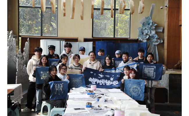 贵州师范学院学生多彩贵州非遗馆 体验蜡染，感受非遗魅力