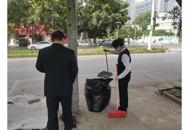 农发行贵州榕江县支行积极参与“我为村超环境干点啥”活动