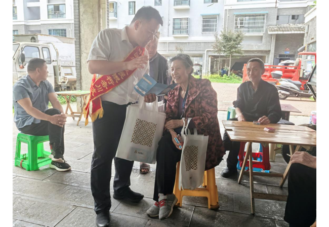 农发行贵州分行务川县支行开展存款保险宣传活动