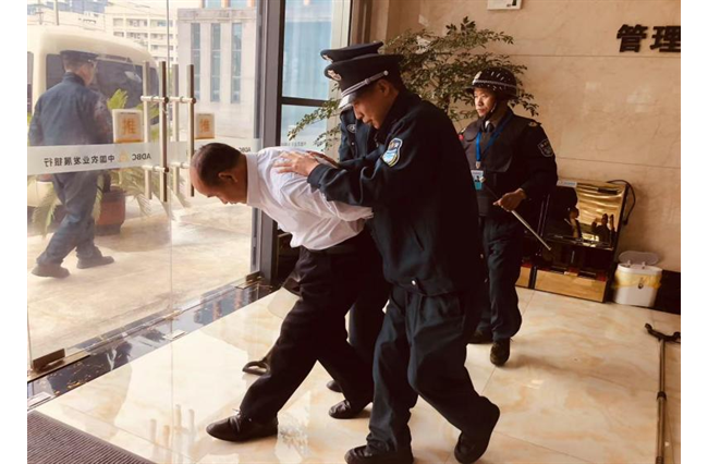 农发行贵州分行纳雍县支行开展2025年上半年防暴反恐演练