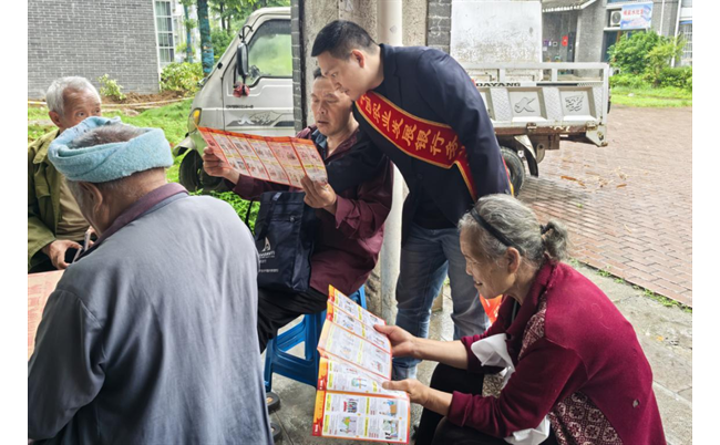 农发行贵州分行务川县支行开展“民法典宣传月”活动