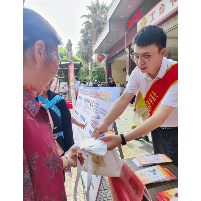 农发行兴仁市支行开展“银行业普及金融知识万里行”宣传活动