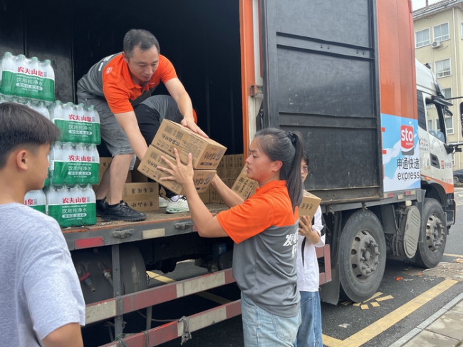 洪水无情人有情，众志成城护榕江