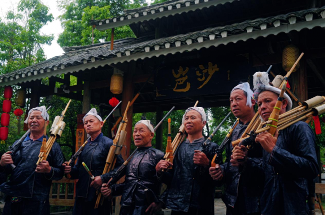 岜沙苗寨上演文化盛宴：传统成人礼与潮流村 T 秀共谱民族新篇