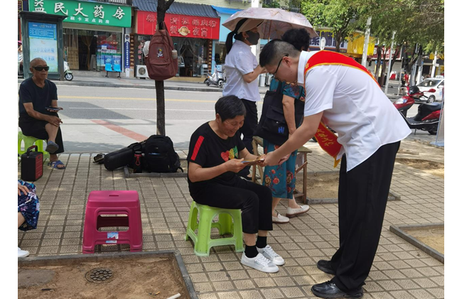 农发行贵州省分行余庆支行开展形式多样的反洗钱主题宣传活动