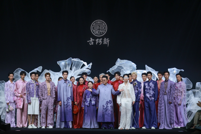 古阿新2026春夏系列亮相中国国际时装周，以杜鹃花为灵感演绎东方意境