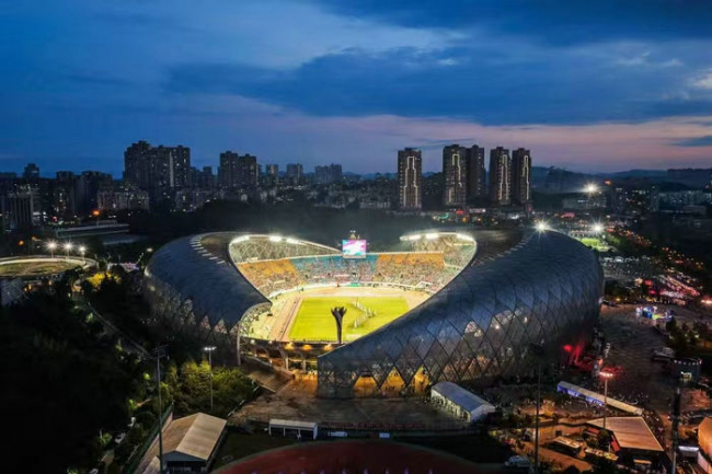 2025城市足球邀请赛首战点燃贵阳奥体激情之夜