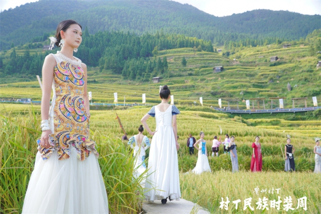 贵州村T走进贵州“村梯”，与超模共同演绎金色大地“指纹”