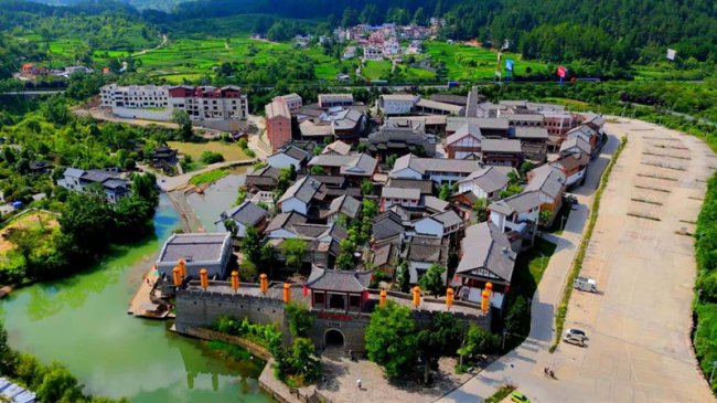 2025贵州·龙里首届“村囍”文化IP民族黄金周启幕新闻发布会成功举办