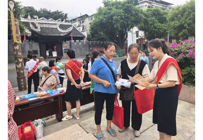 农发行榕江县支行开展金融教育宣传周活动