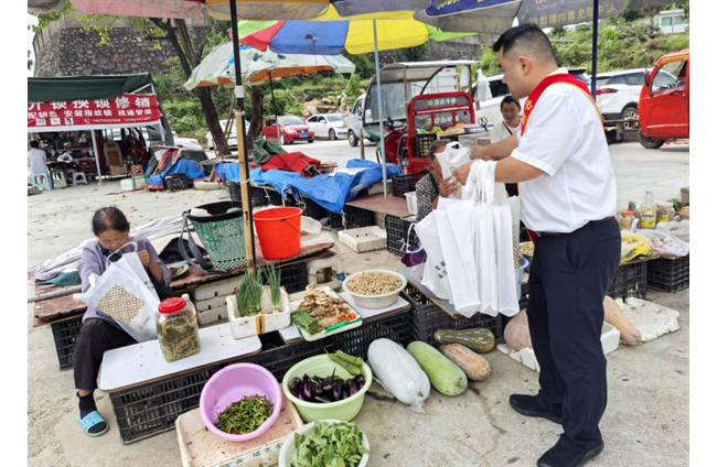 农发行务川县支行开展“金融标准 为民利企”主题宣传活动