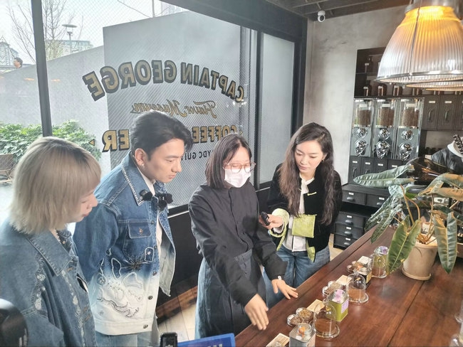 音乐人海来阿木打卡爽爽贵阳