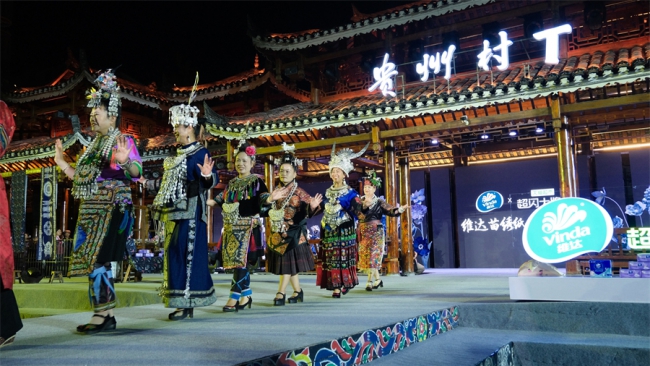 纸为载体绣传千年！贵州村T上演国内首场纸艺苗绣非遗时尚大秀